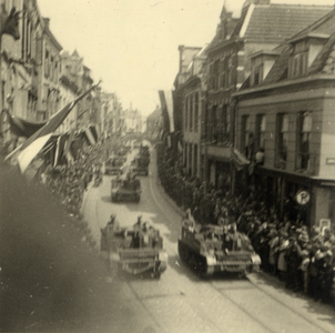 600842 Afbeelding van enkele legervoertuigen in de Voorstraat te Utrecht tijdens de Memorial D-Day Parade van de 3rd ...